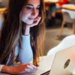 chica joven estudiando con IAS para estudiantes