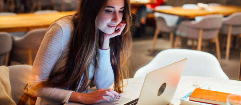 chica joven estudiando con IAS para estudiantes