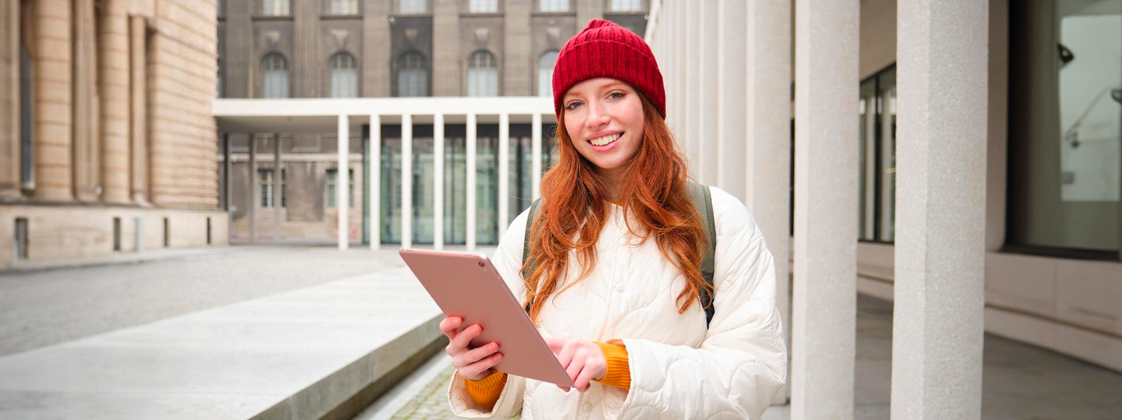 Chica con tablet para estudiar en Navidad