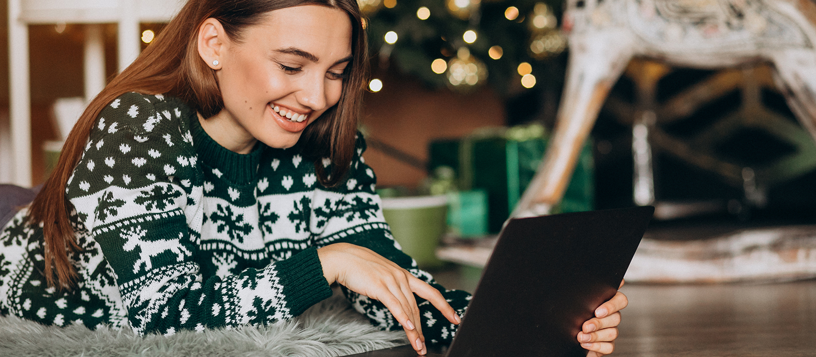 Portada de una chica estudiando en Navidad